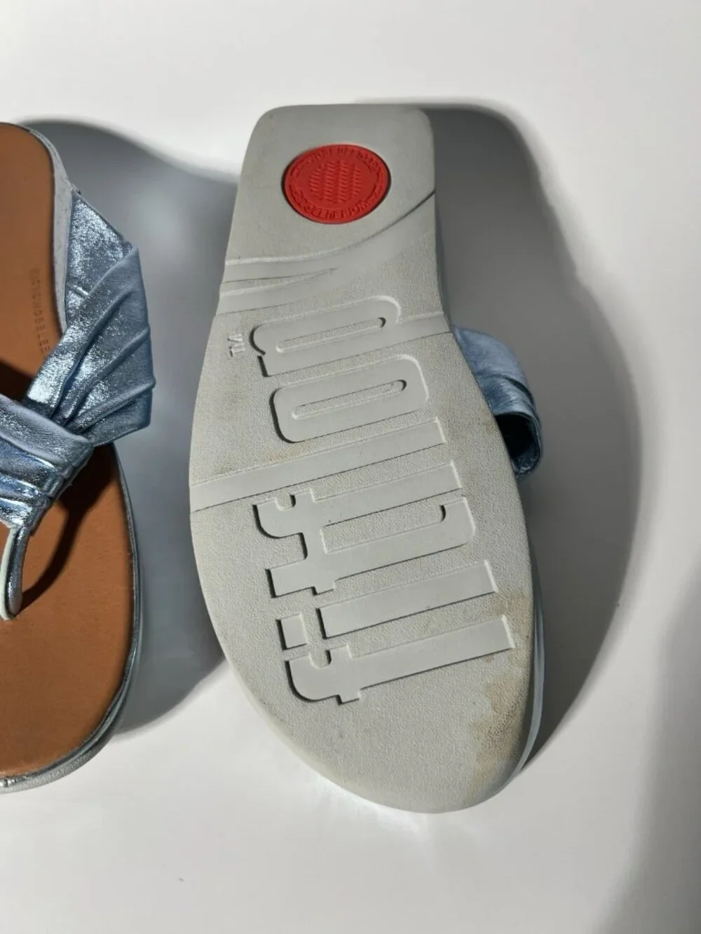 FitFlop Women’s Metallic Light Blue Leather Thong Sandals Size 9